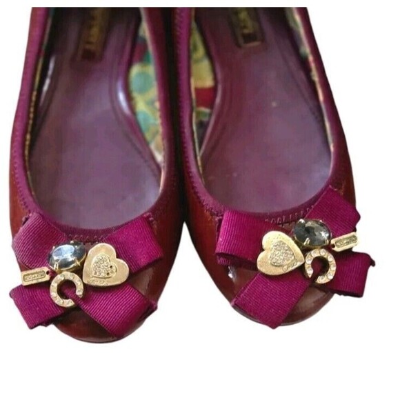 COACH Poppy Caper Ballet Flats Womens 8B Patent Leather Purple Bow Metal Charms - Picture 2 of 8